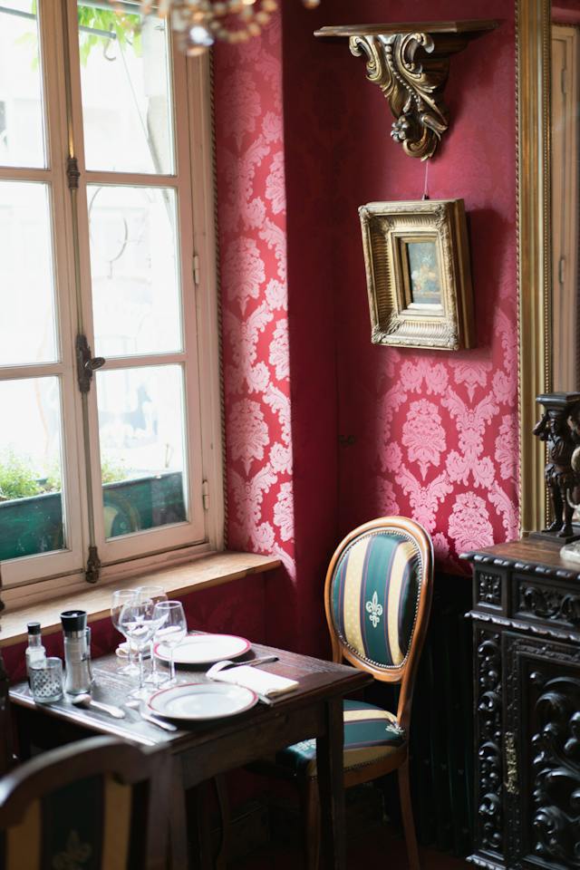 2. Stilul victorian - caracteristicile stilului victorian- perete rosu, masa de lemn, ferestre mari, scaun