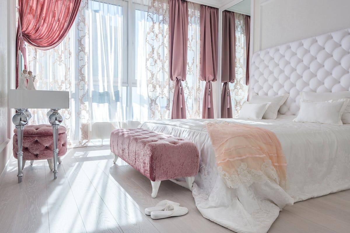 1. Stil victorian -  ce este stilul victorian și o scurtă istorie- dormitor cu pat alb, draperii, masa de machiaj