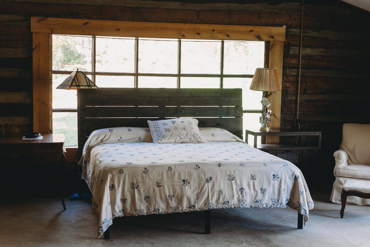 1. Stilul industrial - pat matrimonial lemn, perete cu scanduri lemn, doua veioze